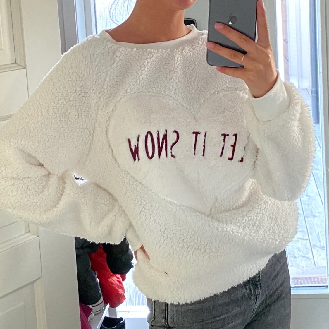 Fluffig vit myströja i storlek S ifrån Hunkemöller - 90