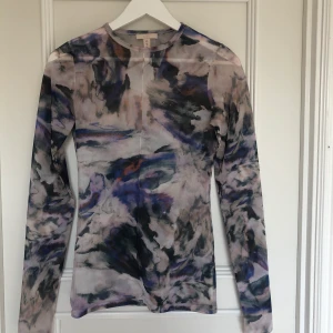 Långärmad mesh topp från H&M - Långärmad mesh topp från H&M. Liten i storleken. Priset går att diskutera. Kan mötas upp i Halmstad med omnejd annars tillkommer frakt. Hör av er om ni har frågor! 