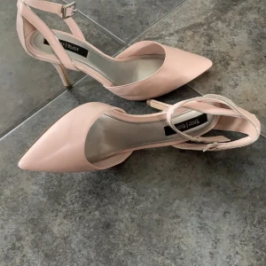 Rosa pumps 38 - Ett par rosa pumps med silverdetalj, använda fåtal gånger