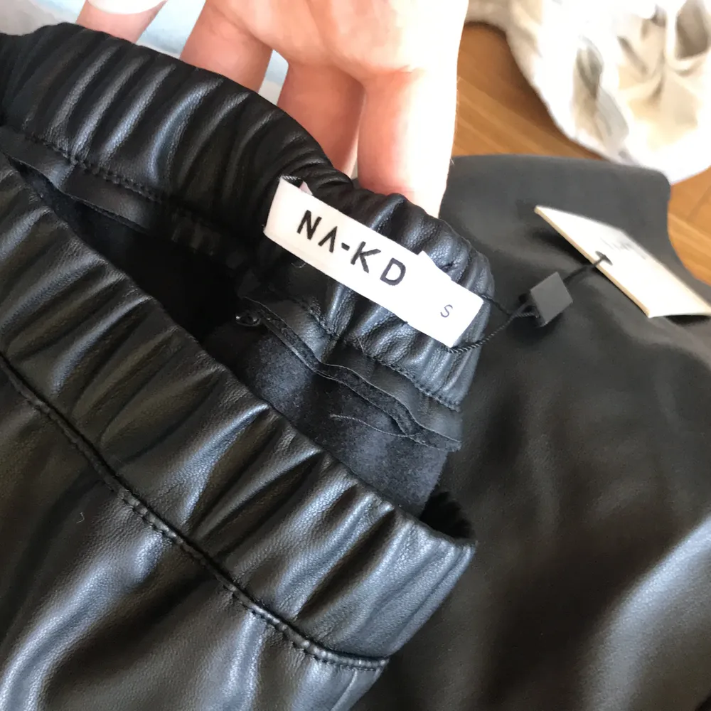 Svarta ”skinn”byxor från NA-KD  storlek S, lite långa på mig som är 161 cm. Aldrig använda. . Jeans & Byxor.