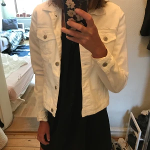  jeansjacka - Vit jeansjacka i strl 36. Knappt använd och i bra skick. Köpare står för frakt! 🌸