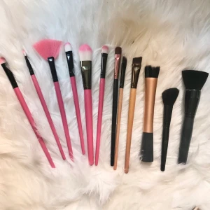 Sminkborstar - Diverse sminkborstar som tyvärr inte kommer till användning💓 Dom rosa för 20kr + 11kr frakt🌸 Dom 3 små svarta 10kr+11kr frakt. Annars 5kr styck + 11kr frakt💓