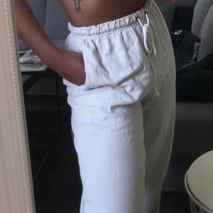 Linnebyxor  - Lär tyvärr sälja vidare dessa svinsnygga linnebyxor då det var för stora för mig... köpta här på plick för 650kr inkl frakt, jätte fint skick. Högsta bud om många är intresserade. Köpare betalar för frakten. Högsta bud: 450kr inkl frakt