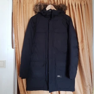 Everrest vinterjacka svart - Jackan är i mycket bra skick som ny använd 2-3gånger, varm o bekväm med huva, avtagbar päls på huvan. Färg: svart.