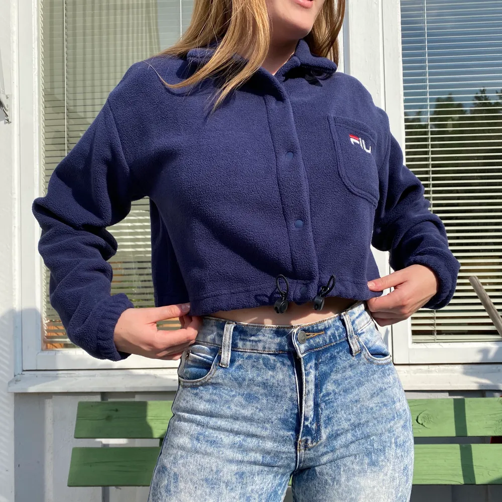 Ny kort Fila-tröja, köpt på Urban Outfiters✨ Storleken är XS, men den passar även på mig som har storlek M (tjejen på bilden är strl S). Helt oanvänd, nyköpt för 400kr!. Tröjor & Koftor.
