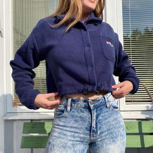 Ny kort Fila-tröja, köpt på Urban Outfiters✨ Storleken är XS, men den passar även på mig som har storlek M (tjejen på bilden är strl S). Helt oanvänd, nyköpt för 400kr!