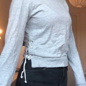 Säljer denna gråa sweatshirten från HM för den kommer inte till användning längre , storlek XS, använd Max 10 gånger 💙💙  frakt kan diskuteras 