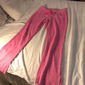 Rosa yoga pants från märket pink. De är väldigt sköna men tyvärr för små för mig. Byxorna har ett tryck på rumpan! Stl xs