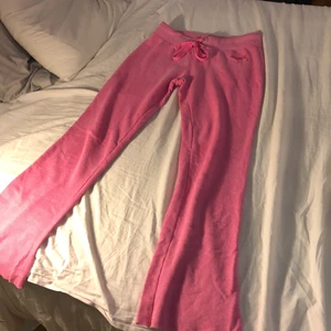 yoga pants från pink - Rosa yoga pants från märket pink. De är väldigt sköna men tyvärr för små för mig. Byxorna har ett tryck på rumpan! Stl xs