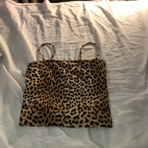 Leopard linne stl S - Ett linne från ginatricot som inte säljs längre