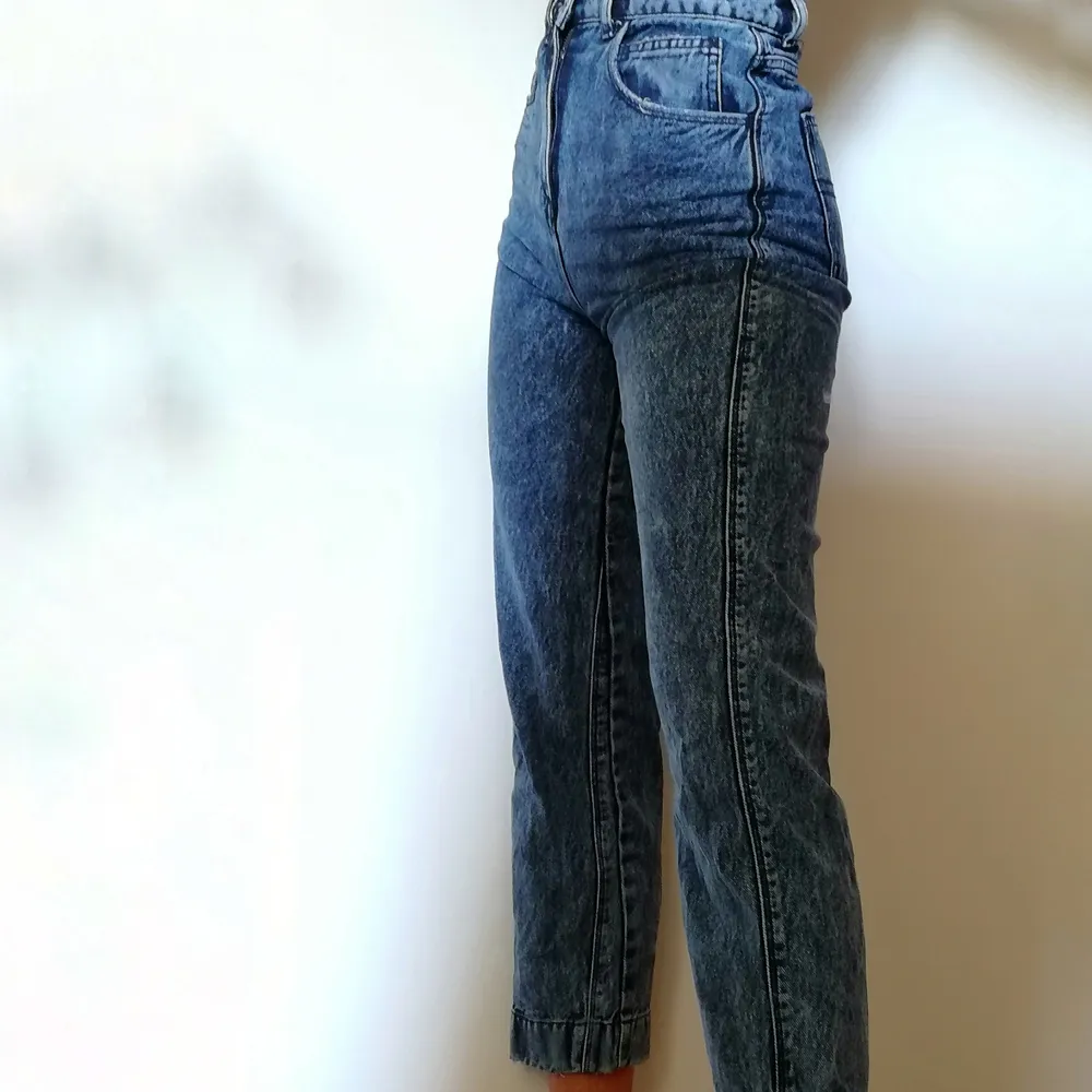 Snygga jeans med vintagestil från Collusion. Riktigt bra kvalitet med 100% styv & slitstark bomull, mom jeans i hög midja. Använt fåtal gånger, är i mkt bra skick. Kontakta vid intresse, frågor, eller fler bilder:) Pris: 175+frakt. Jeans & Byxor.