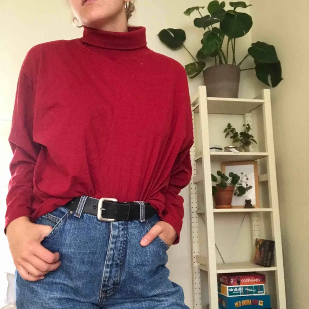 Ascool röd polo köpt på humana! Blir verkligen en look till ett par jeans eller vad som helst. Storlek XL men passar en small om man gillar oversizelooken! 🥰 . Tröjor & Koftor.