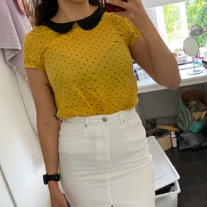 Söt topp med krage! - Topp i fint skick! Knappt använd. Storlek 36. Kan mötas upp i Uppsala eller posta mot frakt :)