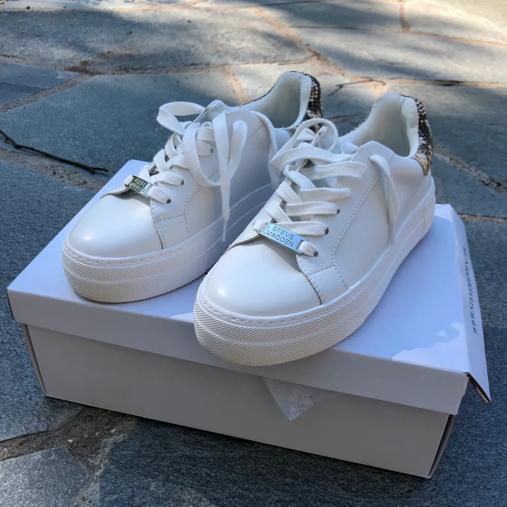 Steve madden sneakers storlek 37, oanvända, kvitto och kartong finns, nypris 1299. Skor.