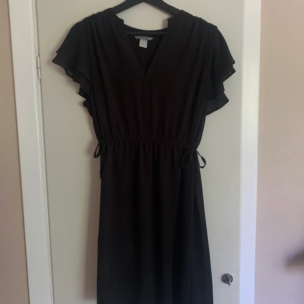 Säljer denna svarta klänning från HM. Aldrig använt denna så i bra skick. Knyte i midjan. Storlek 40 men väldigt liten i storlek så är snarare en 36/38. Frakt tillkommer💋. Klänningar.