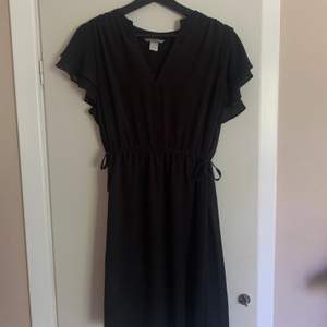Säljer denna svarta klänning från HM. Aldrig använt denna så i bra skick. Knyte i midjan. Storlek 40 men väldigt liten i storlek så är snarare en 36/38. Frakt tillkommer💋