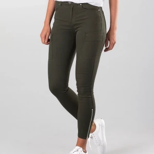 Dr Denim Dezie byxor - Säljer dessa gröna Dr Denim byxor då dom aldrig kommer till användning. Har använt dom endast en gång så de är i väldigt bra skick. De har fickor på benen och silvriga dragkedjor längst benslutet. Väldigt sköna och stretchiga. Storlek L men ganska små i storleken så passar nog bättre en S/M. Nypris 499kr. Frakt tillkommer💋