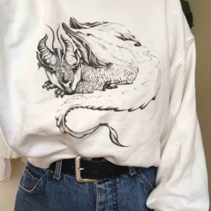  - Helt oanvänd tröja från weekday! Gulligt drakmotiv och lite croppad fit. Sjuukt snygg och vill inte sälja egentligen men har tyvärr inte kommit till användning. 