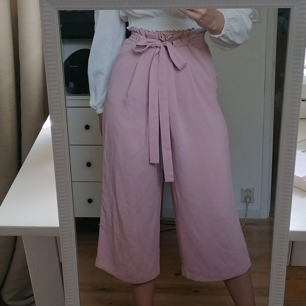 Jättesnygga ljusrosa culottes från Zara, de är i storleken L men skulle säga att de passar allt mellan S-L. Köparen står för frakten🤗. Jeans & Byxor.