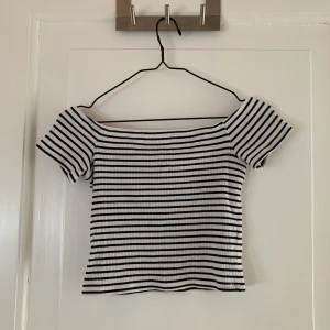 Randig topp - Randig off shulder topp. Storlek S men sitter perfekt på mig som vanligtvis har XS. Bra skick men dock en liten fläck där fram som knappt syns men som med största sannolikhet går bort med lite fläckborttagning. Köparen står för fraktkostnad.