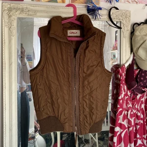 Brun väst  - Säljer denna bruna väst, frakt: 66kr💞