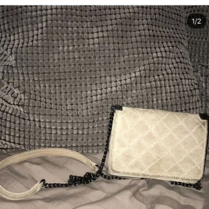  - Beige axelremsväska från Zara! 