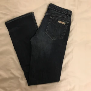  - Calvin Klein jeans i mycket bra skick! Endast använda ett fåtal gånger. Inget att anmärka på 🙂