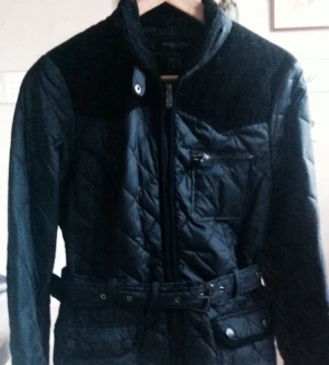 Svart jacka från ellos, använd ett fåtal gånger. Köpt för ca 700:- - Svart jacka från ellos, använd ett fåtal gånger. Köpt för ca 700:-