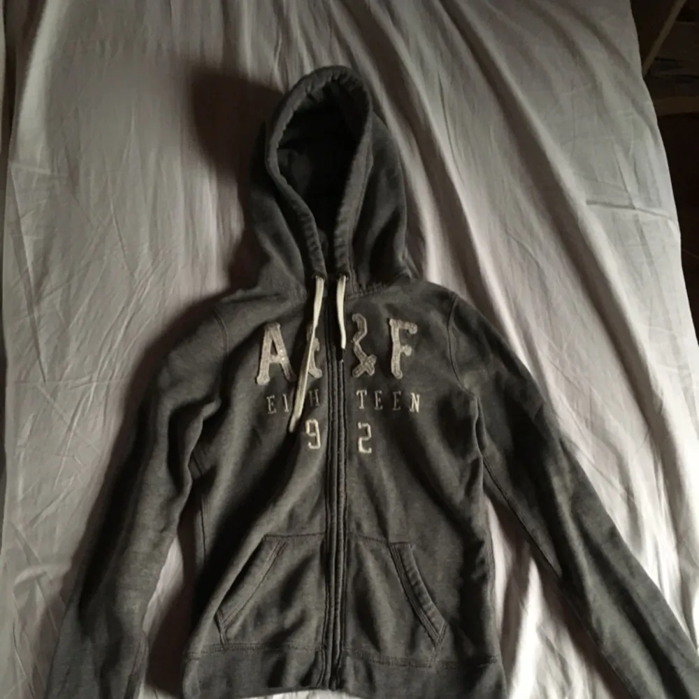 En av mina gamla favvo-hoodies från Abercrombie & Fitch! Säljer då den har blivit för liten :(( Använd en del men fortfarande i bra skick! 🌹 Frakt ingår i priset! . Hoodies.