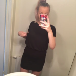  - Snygg lätt svart klänning, tajt nedtill o lös upptill så det ser ut som kjol och tröja, perfekt till fest eller annan tillställning, använd fåtal gånger. "Öppning" i ryggen (se andra bilden) 