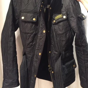  - Jacka i bra skick  Knappt använd