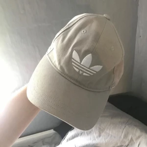  - Grå Adidas keps i nyskick. Använd ett par gånger på selfie. Nypris 150? Frakt 20.