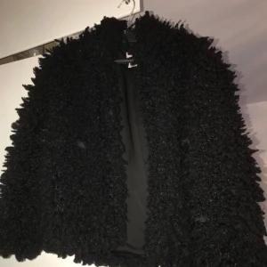  - Härligt fluffig lite kortare kofta från HM. Möts upp i Sthlm eller skickar mot att köparen betalar för frakten. 