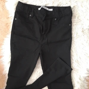  - Super stretchiga jeans i storlek M. Påminner mycket om Dr denim jeans i materialet! Skit sköna! Använda 1 gång då jag insåg att det var fel storlek och sedan legat i garderob så de är i princip helt helt nya så de har inte tappt färg! 