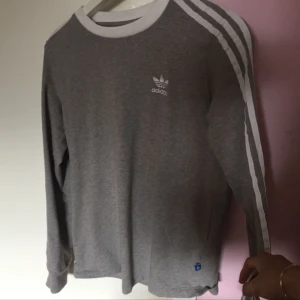  - Ny adidas tröja i bra skick, endast använd ett fåtal gånger. Kontakta vid intresse. Swisha att betala