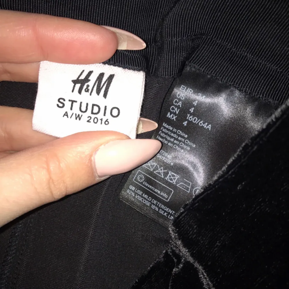 Sammetsbyxor från H&M Studio 2016. Använda en gång bara! Drömfina.. Jeans & Byxor.