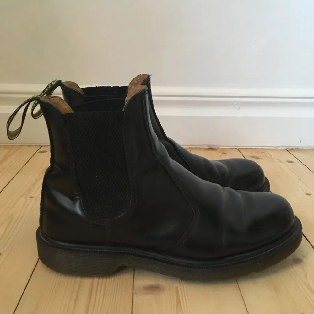 Sparsamt använda Dr.Martens-boots.  Kan mötas upp i Göteborg eller skickas då köpare betalar frakten🌻. Skor.