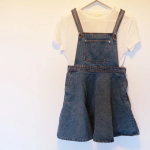  - söt hängselkjol/klänning i jeans från monki! fint skick, säljer pga för liten för mig. 