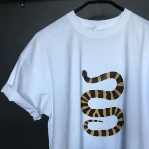  - Helt ny t-shirt från T-shirtkompaniet UF! Finns även i svart. T-shirten finns i unisexstorlekarna S-XL. Skickar gärna fler bilder! 