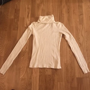  - Jätte mysig tröja, från River Island. Passar bra med alt. Kan mötas i Stockholm eller posta 😊