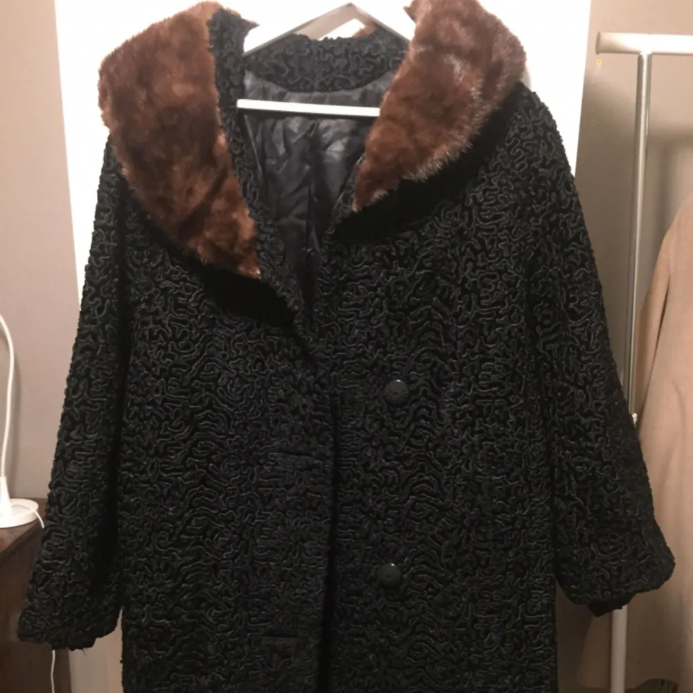 Winter coat with fur details around the neck, made in France. The coat is in size XL (44-46 EU), in black with dark brown fur details. Perfect condition (never used)!. Jackor.