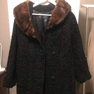Winter coat with fur details around the neck, made in France. The coat is in size XL (44-46 EU), in black with dark brown fur details. Perfect condition (never used)!