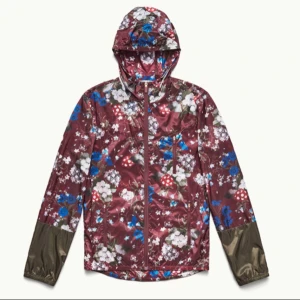  - ERDEM x H&M.  En lätt jacka i nylon med tryckt blommönster. Jackan har huva med resårkant, dragkedja fram samt sidfickor med dragkedja. Resår vid ärmslut och i nederkant.