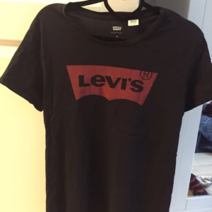  - Det står XL i tröjan, jag är en tjej som har storlek 36/38 och den sitter som en M. 