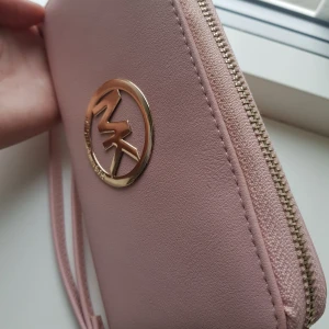  - Fin Michael kors plånbok som jag har använt 2 ggr så den är precis som ny. (Inte äkta) 