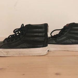  - Ett par supersnygga lite högre svarta vans med lite ormskinns effekt nästan helt oanvända och en praktisk dragkedja där bak. Hör av er om ni har frågor eller funderingar !! Betalning sker via swish 🌹