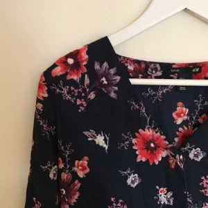  - En fin blommig blus från H&M mama.
