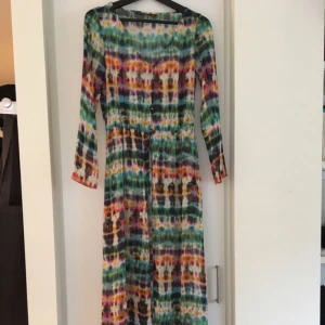 Klänning från Zara - Lång tunika/klänning från Zara.  Jag är 174 cm och på mig går den ner till hälarna