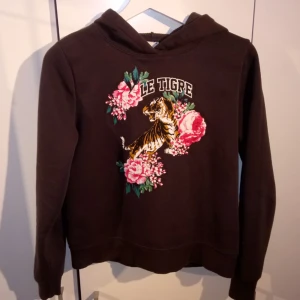  - Snygg huvtröja! säljer pgv för små för mig. Användat max 3 gånger, 50kr frakt tillkommer 🌼