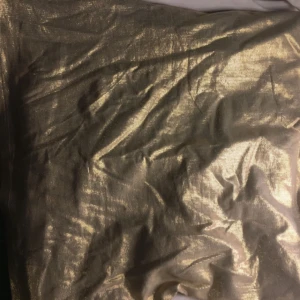  - Guldglittrande bandeau top fin till fest, aldrig använd därmed bra skick, swish går bra köpare står för frakten